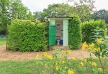 ไอเดียสร้างห้องน้ำเล็ก ๆ นอกบ้าน พร้อมจัดสวนสวยให้น่าใช้งาน