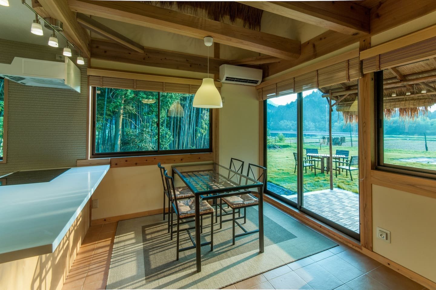 บ้านไม้ชั้นครึ่งสไตล์ญี่ปุ่น ประยุกต์ร่วมสมัย ในพื้นที่ชนบทล้อมรอบด้วยภูเขาและนาข้าว